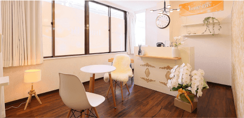 オレンジと白を基調とした温かみのあるサロン内観